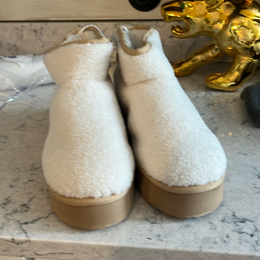 American Eagle fuzzy boots size 10